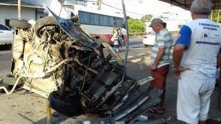 Carro capota na Avenida Leonardo Malcher, em Manaus; duas pessoas ficam feridas