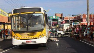 Motociclista morre atropelado por carreta ao desviar de ônibus na Alameda Cosme Ferreira