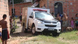 Suspeito de roubo é assassinado no quintal de casa com 14 facadas no bairro Tancredo Neves