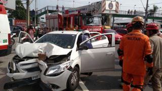 Carro invade calçada e atropela duas pessoas na Avenida Mário Ypiranga, em Manaus