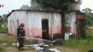 Casa é atingida por incêndio no bairro Cidade de Deus, em Manaus