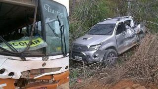 Colisão de ônibus e caminhonete mata três crianças e deixa oito feridos na AM-010