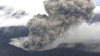 Após 36 anos, vulcão Aso entra em erupção no Japão