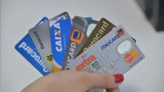 Taxa do rotativo do cartão de crédito cai para 221,4% ao ano em agosto