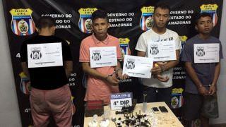 Trio é preso e adolescente apreendido com arma, munições e drogas na Zona Leste de Manaus