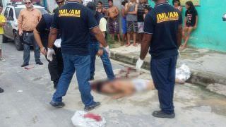 Em Manaus, ex-presidiário é arrastado de dentro de casa e morto no meio da rua