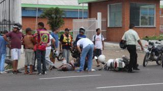 Motociclista fica ferido após ser atingido por carro na Avenida Autaz Mirim, em Manaus
