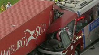 Acidente com ônibus deixa um morto e 20 feridos na Imigrantes, em São Paulo