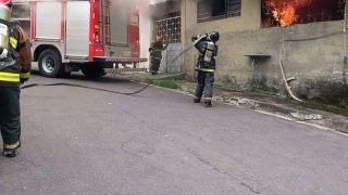 Incêndio atinge casa em conjunto na Zona Centro-Sul de Manaus