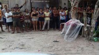 Homem é morto com um tiro na cabeça e oito facadas em comunidade do bairro Tarumã, em Manaus