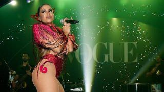 Anitta se apresenta de fio dental no baile de Carnaval da Vogue