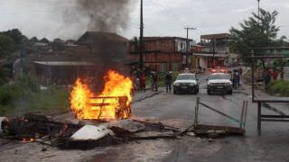 Moradores bloqueiam avenida após inundações de casas na Zona Norte de Manaus