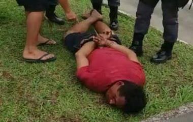Homem é linchado e preso após tentativa de assalto no bairro Flores; veja o vídeo