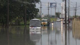 Chuva causa acidentes, alagamentos e engarrafamentos em Manaus