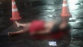 Homem é jogado em avenida por carro com várias marcas de agressão