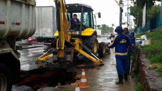 Seminf desloca equipes para solucionar rompimento de drenagem na Av. Ephigênio Salles