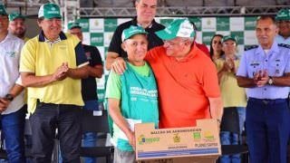 Produtores agrícolas recebem adubo orgânico e embalagens para hortifrutigranjeiros