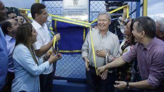Prefeito inaugura quadra poliesportiva no Conjunto Kíssia, na Zona Oeste de Manaus