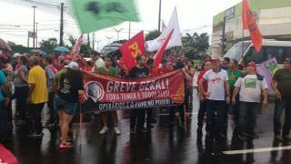 Protesto contra as reformas trabalhista e previdência gera transtornos em Manaus