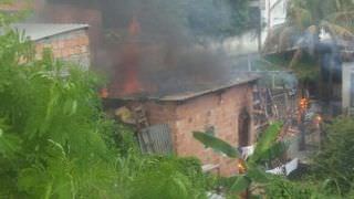 Incêndio destrói casa no bairro Cachoeirinha, na Zona Sul de Manaus