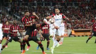 Atlético-PR devolve 2 a 1 no Flamengo e assume ponta do grupo na Libertadores