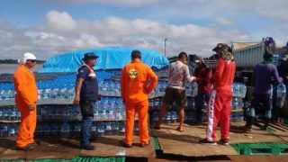 Balsa com 500 toneladas de ajuda humanitária atraca em Eirunepé