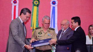 Com a presença do vice-governador, comandante Militar da Amazônia recebe o título de Cidadão do Amazonas