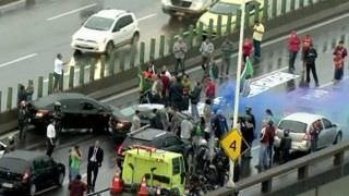 Manifestantes e taxistas se enfrentaram no Aeroporto Santos Dumont