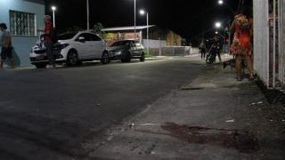 Casal é atingido com sete tiros por dupla em moto na Zona Oeste de Manaus