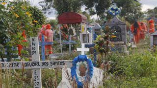 Cemitérios públicos de Manaus recebem limpeza por conta do Dia das Mães