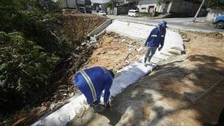 Seminf intensifica trabalho para conter erosão de via no bairro Planalto, em Manaus