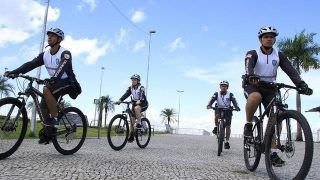 Ciclopatrulha começa a fazer rondas de bicicletas na praia da Ponta Negra, em Manaus