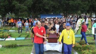 Sob muita comoção, corpo do cantor assassinado é sepultado em Manaus