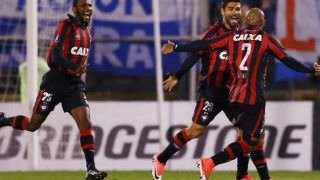 Atlético-PR vence duelo emocionante no Chile e vai às oitavas da Libertadores