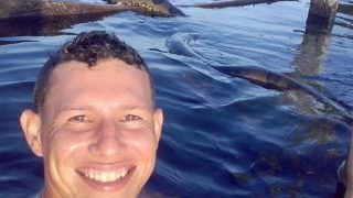 Em Nhamundá, jovem arrisca ‘selfie’ com sucuri no rio e foto viraliza nas redes sociais