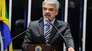 Humberto Costa diz que presidente Temer vai cair 'de um jeito ou de outro'