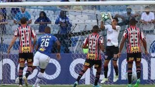 Defesa falha e São Paulo perde para o Cruzeiro por 1 a 0 na estreia do Brasileiro