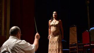 Ópera baseada em conto medieval é apresentada no Teatro Amazonas