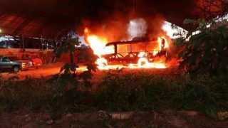 Moradora de rua morre carbonizada após ônibus escolar ser incendiado, em Anorí