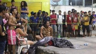 Homem é executado com cinco tiros em praça, no bairro Armando Mendes