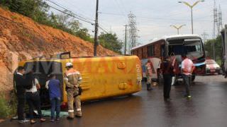 Acidente entre ônibus e micro-ônibus deixa três feridos na Zona Leste de Manaus