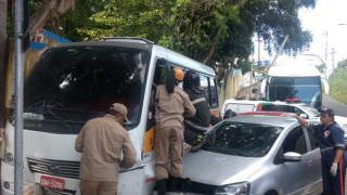 Motorista colide micro-ônibus após sofrer mal súbito na Zona Centro-Sul de Manaus
