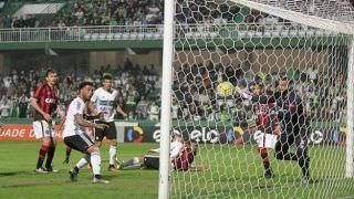 Coritiba vence clássico, amplia bom início no Brasileirão e afunda o Atlético-PR