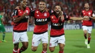 Flamengo goleia a Chapecoense por 5 a 1 com três gols de Guerrero e dois de Diego