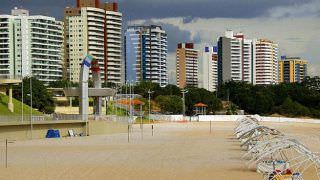 Com época chuvosa, prefeitura reforça interdição na praia da Ponta Negra