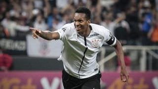 Jô marca dois, mas Corinthians cede empate ao Atlético-PR em casa