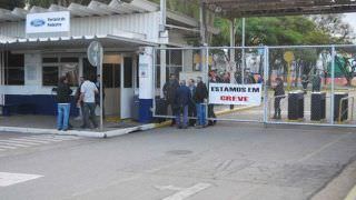 Funcionários da Ford em Taubaté entram em greve