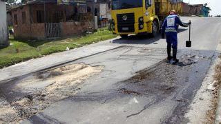 Prefeitura de Manaus realiza mutirão de tapa-buracos, nas ruas do conjunto João Paulo II