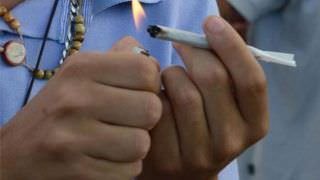 Política de drogas deve ser mais humanitária e menos punitiva, diz especialista