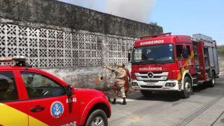 Galpão abandonado é atingido por incêndio no bairro Petrópolis, na Zona Sul de Manaus